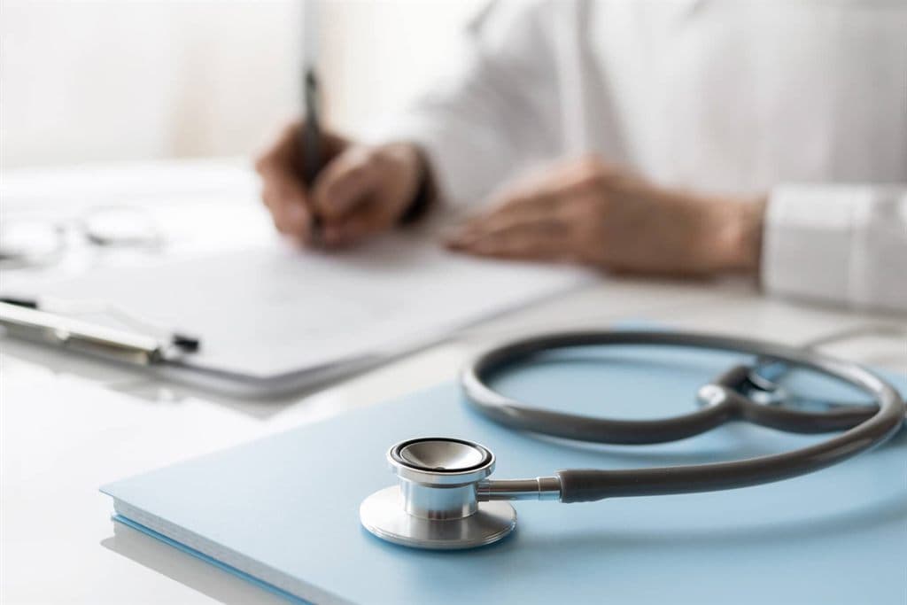 Médico especialista en medicina interna atendiendo en consulta en Vigo